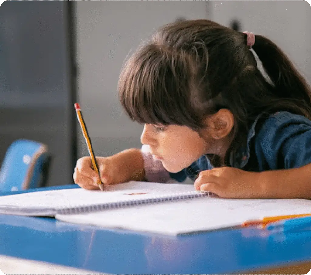 niña escribiendo